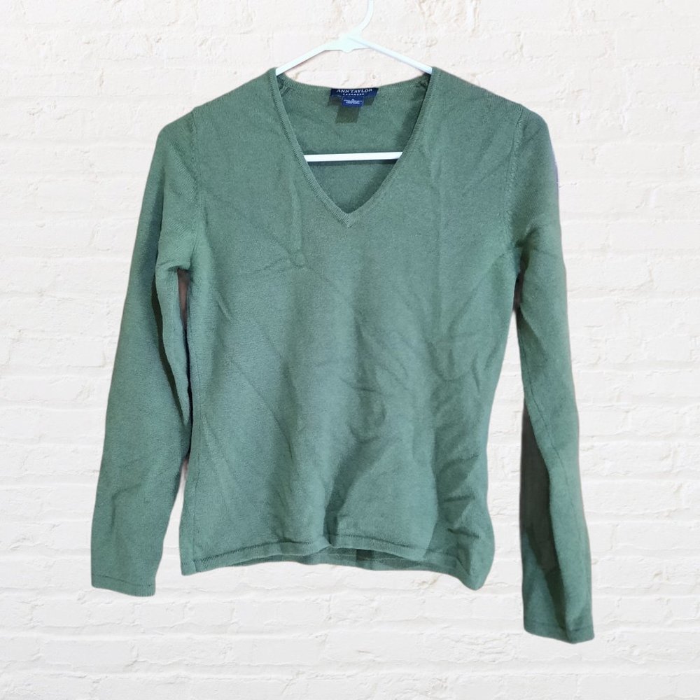 ANN TAYLOR V-neck cashmere sweater
